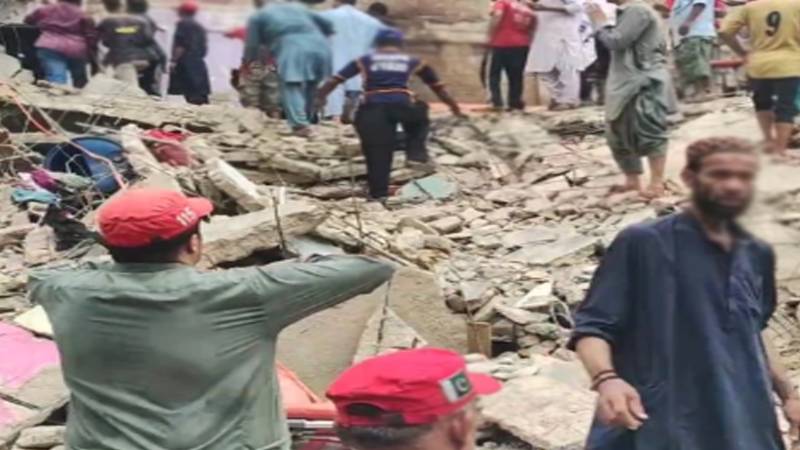 کراچی: لیاری میں پانچ منزلہ عمارت زمین بوس، متعدد افراد ملبے تلے دب گئے