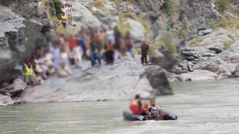 وادی نیلم میں افسوسناک حادثہ: گاڑی دریا میں گرنے سے 5 خواتین سمیت 6 افراد جاں بحق، ایک بچہ لاپتہ