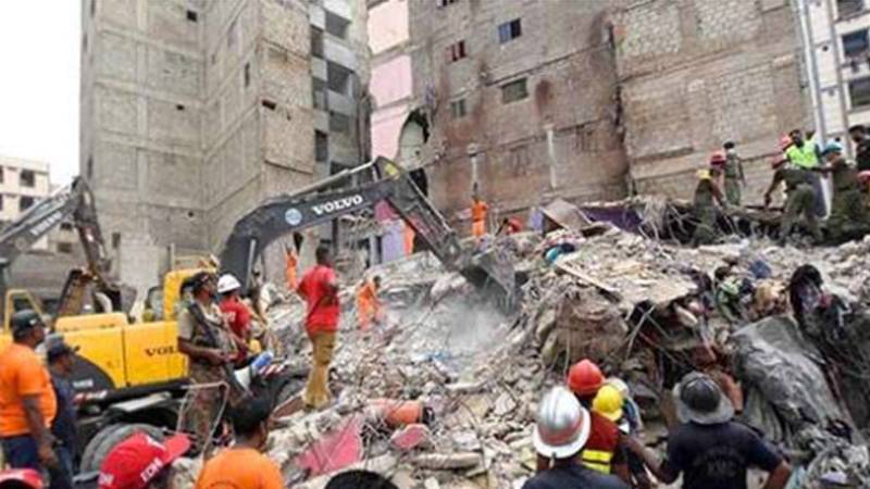 لیاری عمارت حادثہ: ملبے سے تین ماہ کی بچی معجزانہ طور پر زندہ، ماں جان کی قربانی دے گئی