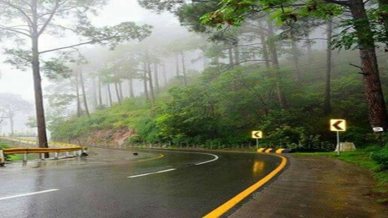 مری کا موسم بگڑ گیا، بارش و دھند کے باعث سیاحوں اور مقامی افراد کے لیے الرٹ جاری