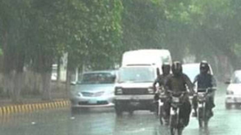 لاہور سمیت ملک کے مختلف علاقوں میں موسلادھار بارش، موسم خوشگوار، نشیبی علاقے زیر آب آنے لگے