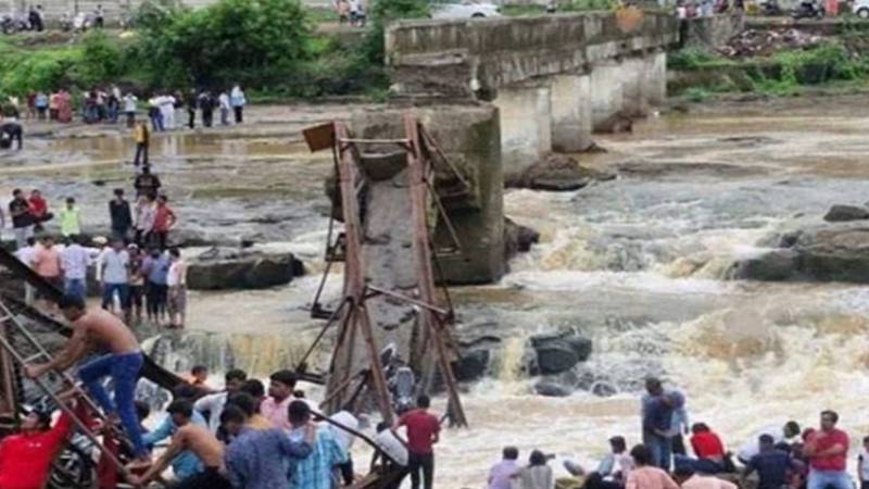 گجرات: گمبھیرا پل کا ایک حصہ گرنے سے 9 افراد ہلاک، متعدد گاڑیاں دریا میں جاگریں