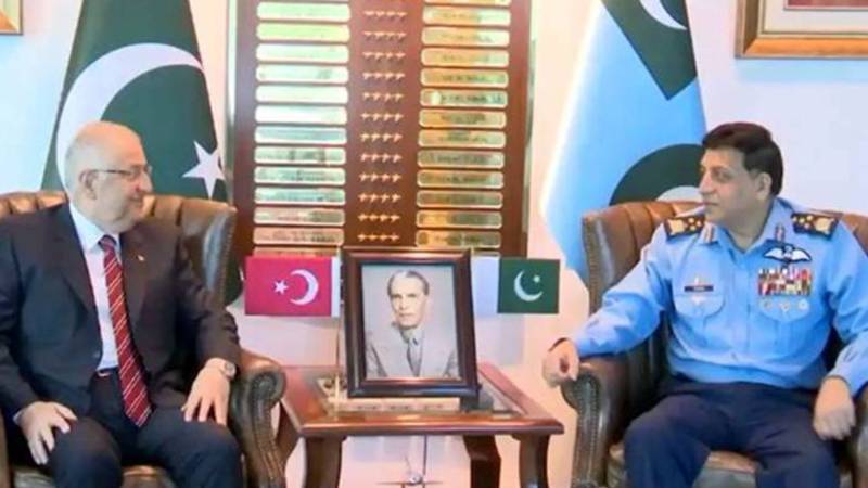 ترک وزیر دفاع کی ایئر چیف مارشل ظہیر احمد بابر سے ملاقات، دفاعی تعاون بڑھانے پر اتفاق