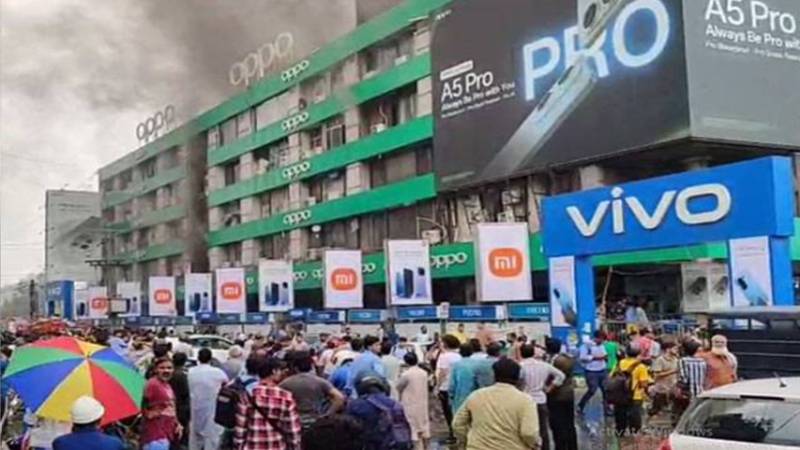 لاہور: گلبرگ کے حفیظ سنٹر میں آگ بھڑک اٹھی، ریسکیو ٹیمیں موقع پر پہنچ گئیں