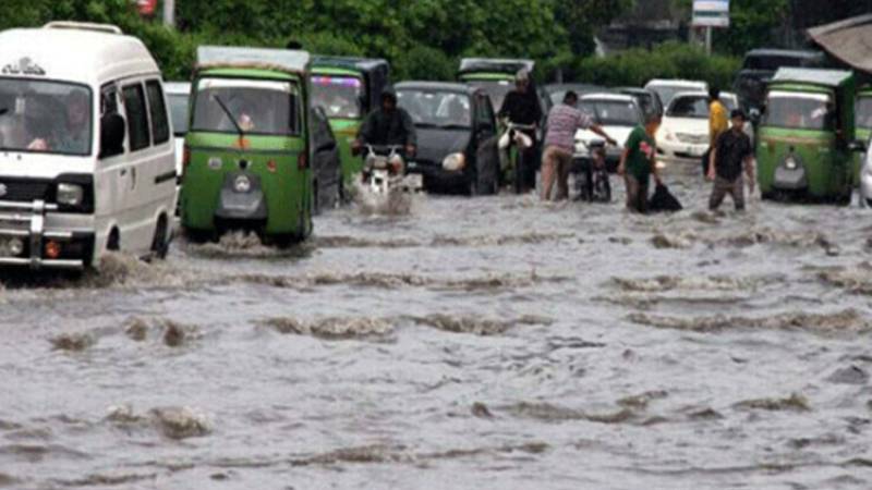 لاہور میں 24 گھنٹوں کے دوران وقفے وقفے سے موسلا دھار بارش؛ موسم خوشگوار، کئی علاقوں میں پانی جمع، واسا کی مکمل رپورٹ جاری