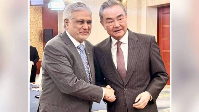 اسحاق ڈار کی چینی وزیر خارجہ سے ملاقات، سی پیک اور دوطرفہ تعلقات پر تبادلہ خیال