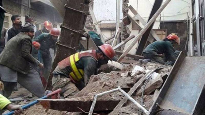کاہنہ، صوئے آصل میں خستہ حال مکان کی چھت گرنے سے خاتون جاں بحق، 3 افراد زخمی