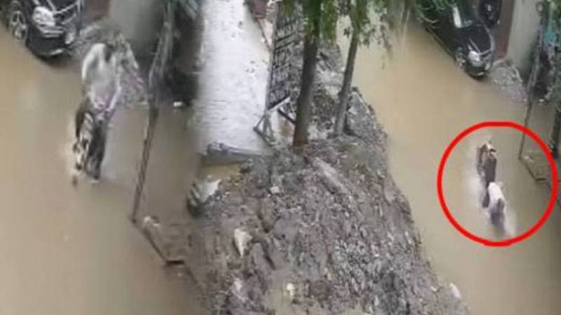 لاہور: شاہدرہ ٹاؤن میں کھلے مین ہول نے شہری کو نگل لیا، موٹرسائیکل سمیت گرنے کی ویڈیو سامنے آگئی