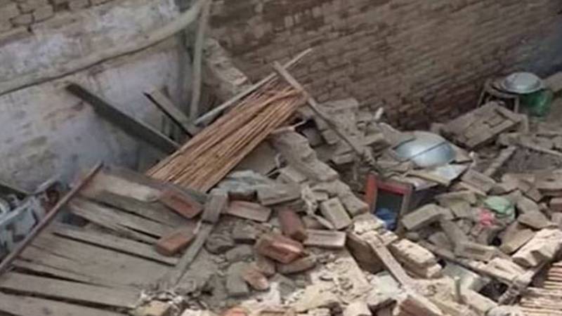 اندرون لاہور میں بوسیدہ عمارت کی چھت گرنے سے ایک ہی خاندان کے تین افراد جاں بحق