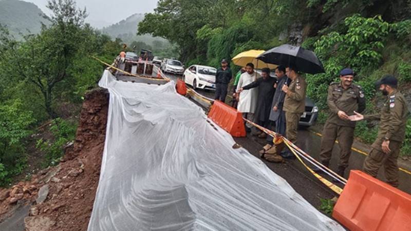 بڑی چٹان اور پتھر سرکنے لگے، ڈپٹی کمشنر مری کا پاؤں پتھر لگنے سے زخمی