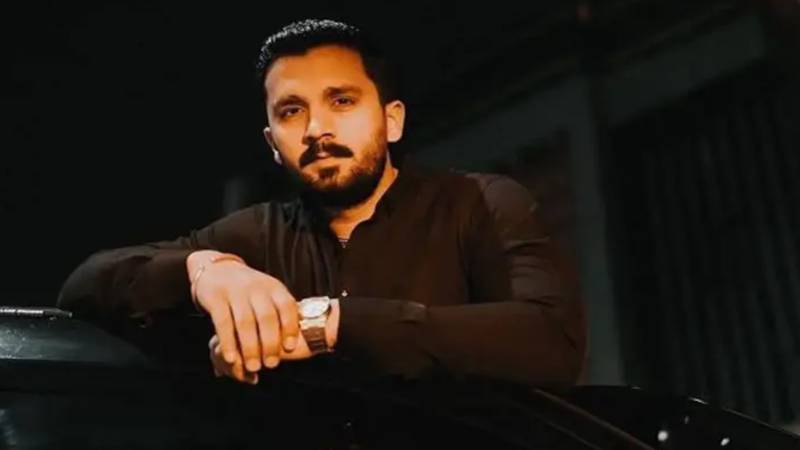 یوٹیوبر رجب بٹ نے پاکستان چھوڑ دیا، وی لاگنگ سے عارضی کنارہ کشی کا اعلان