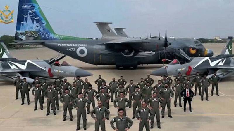 رائل انٹرنیشنل ایئر ٹیٹو شو 2025: پاک فضائیہ کے C-130 طیارے کی پہلی پوزیشن، پاکستان کا پرچم بلند