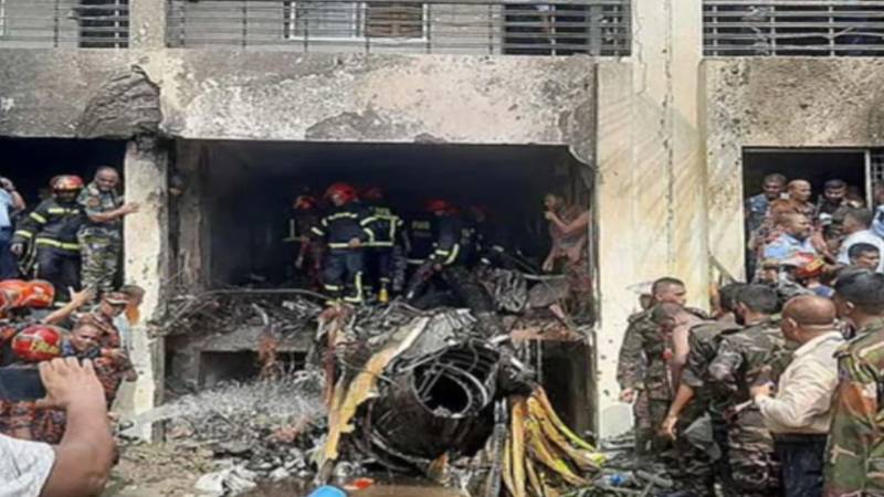 ڈھاکا: بنگلادیش ایئرفورس کا تربیتی طیارہ کالج کی عمارت پر گر کر تباہ، 1 شہری جاں بحق، 4 زخمی