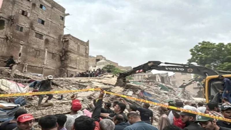 لیاری عمارت سانحہ: 27 افراد کے جاں بحق ہونے کے کیس میں ایس بی سی اے کے 7 افسران کی ضمانت منظور