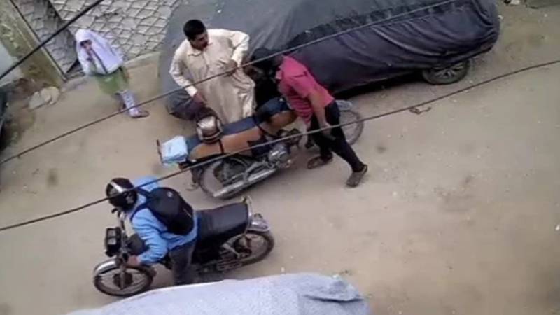 بفرزون کراچی: اسکول طالبہ کے سامنے والد کو لوٹ لیا گیا، واردات کی ویڈیو منظر عام پر