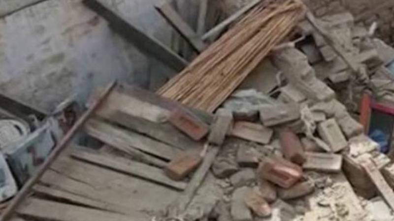 لکھوڈیر رنگ روڈ کے قریب گھر کی چھت گرنے کا افسوسناک واقعہ، ایک شخص جاں بحق، تین زخمی
