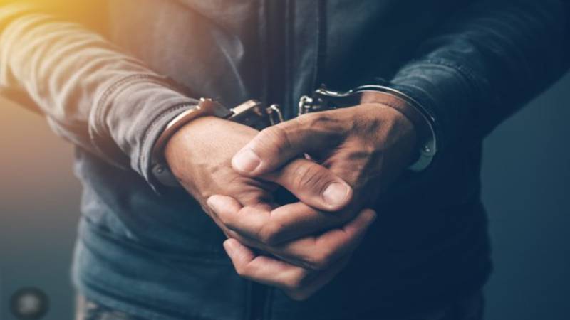 نادرآباد میں ڈولفن سکواڈ کی کارروائی: دو مشکوک ملزمان گرفتار، اسلحہ و مسروقہ سامان برآمد