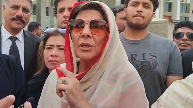 اڈیالہ جیل کے باہر علیمہ خان کا مؤقف: بھائی کی رہائی تک پیچھے نہیں ہٹیں گے