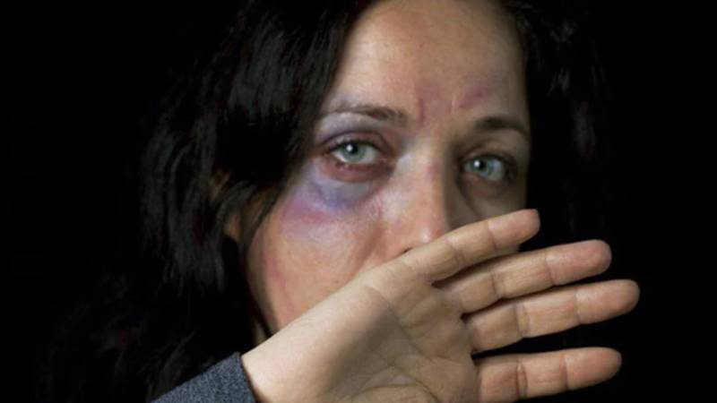برطانیہ: ہر آٹھویں خاتون گھریلو، جنسی تشدد یا اسٹاکنگ کا نشانہ