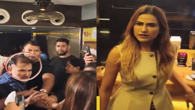 دھوکہ دہی کے الزام پر ماڈل نے فلم پروڈیوسر کو اسٹیج پر چپل مار دی