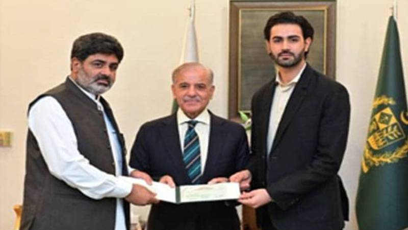 وزیراعظم شہباز شریف نے شاہزیب رند سے انعام کا وعدہ پورا کر دیا 