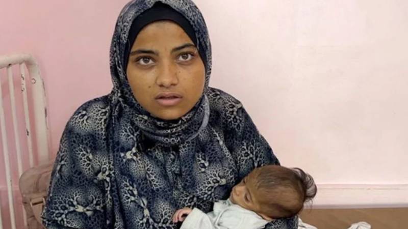 غزہ کی لاچار ماں کی دنیا سے مدد کی اپیل، شیر خوار بچی زندگی و موت کی کشمکش میں مبتلا