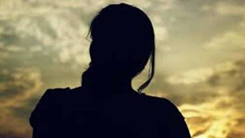 لاہور: کھیتوں میں شادی شدہ خاتون سے اجتماعی زیادتی، 4 ملزمان فرار
