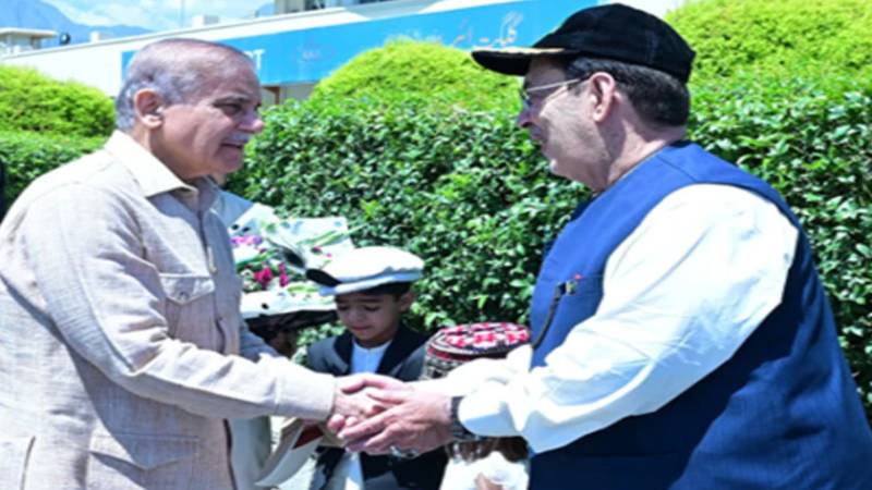 وزیرِاعظم شہباز شریف کا گلگت کا دورہ، سیلاب متاثرین سے ملاقات اور امدادی رقوم کی تقسیم
