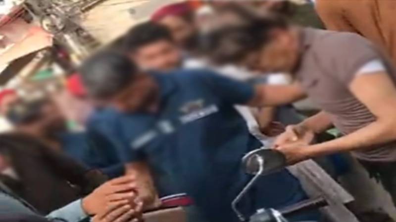 راولپنڈی میں موٹر سائیکل پارکنگ کے تنازع پر ٹریفک وارڈن کی شہری سے بدسلوکی، ویڈیو وائرل