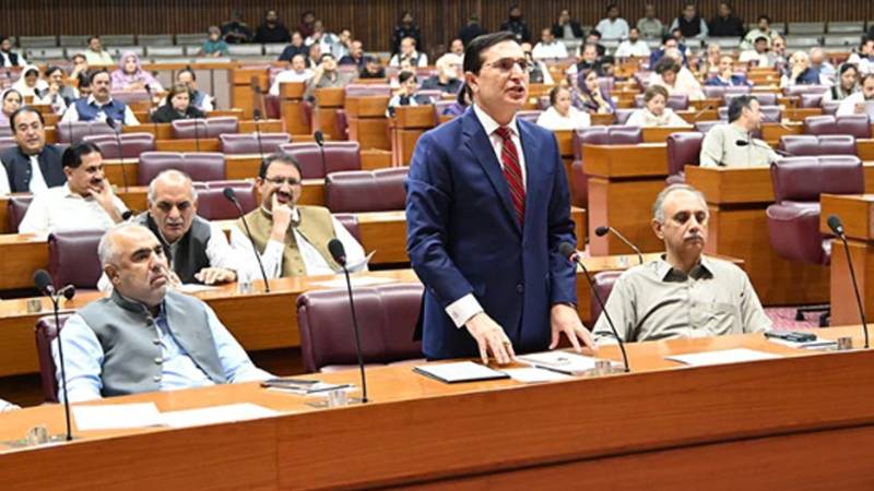 پی ٹی آئی کی احتجاجی واک، پولیس نے ارکان اسمبلی کو پارلیمنٹ ہاؤس کے گیٹ پر ہی روک دیا 