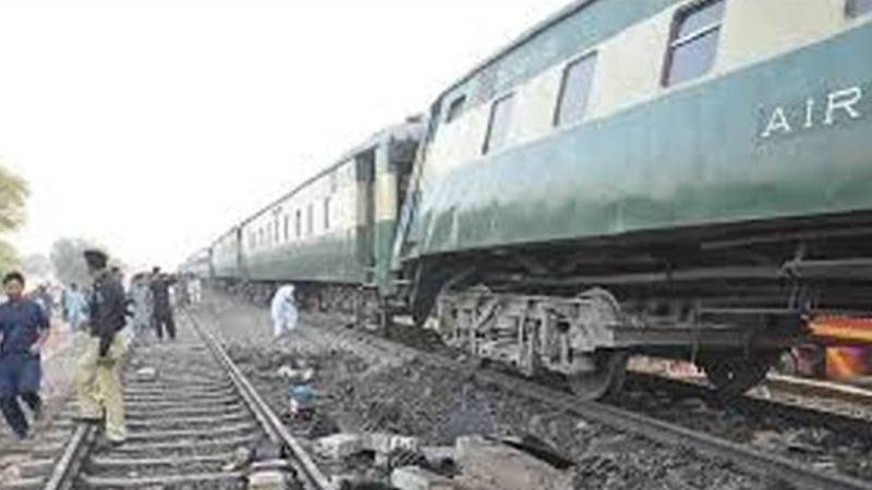 ملتان میں افسوسناک ٹرین حادثہ: چرواہا اور 14 گائیں جاں بحق