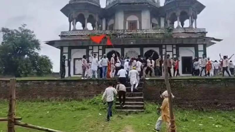 انتہاپسند ہندو تنظیموں کا بھارت کے 200 سالہ تاریخی مقبرے پر حملہ 