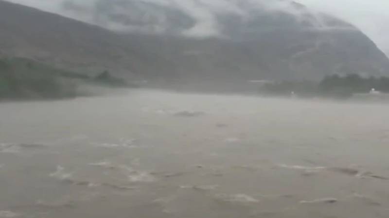 دریائے ہنزہ میں سیلابی ریلے نے تباہی مچا دی، 50 سے زائد مزدور بچ گئے: حکومت گلگت بلتستان