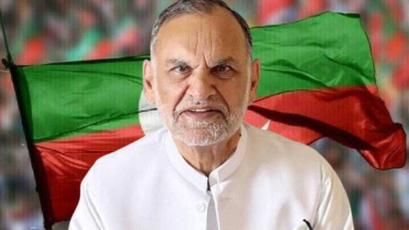اعظم سواتی پشاور ایئرپورٹ پر سفری پابندی کا شکار، عدالتی یقین دہانی بھی مؤثر نہ رہی 