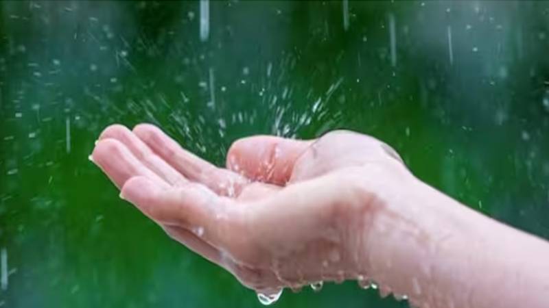 لاہور میں وقفے وقفے سے بوندا باندی، موسم خوشگوار
