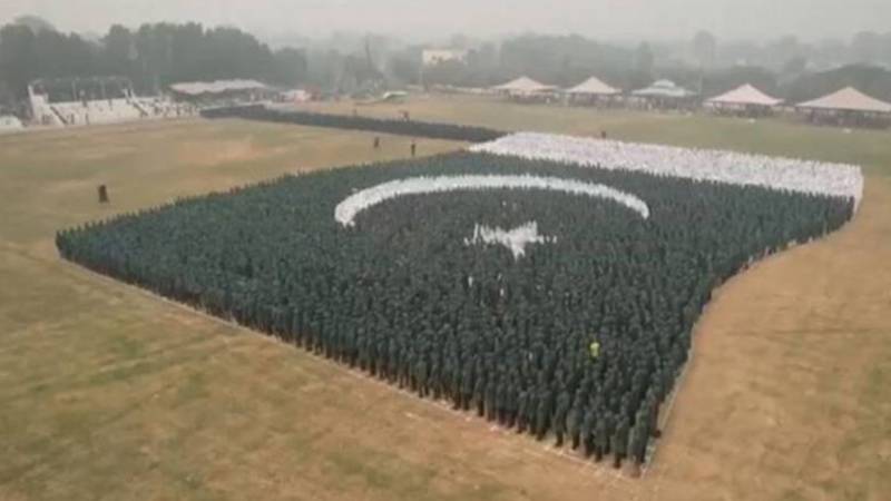 سکھر: 3 ہزار سے زائد طلبہ نے سبز ہلالی پرچم کا سب سے بڑا انسانی ماڈل بنا کر ریکارڈ قائم کیا