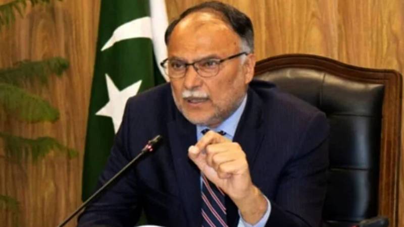 پاکستانی دنیا میں سب سے کم ٹیکس دیتے ہیں، مضبوط معیشت کی بنیاد ٹیکس، برآمدات اور سرمایہ کاری پر ہے: احسن اقبال