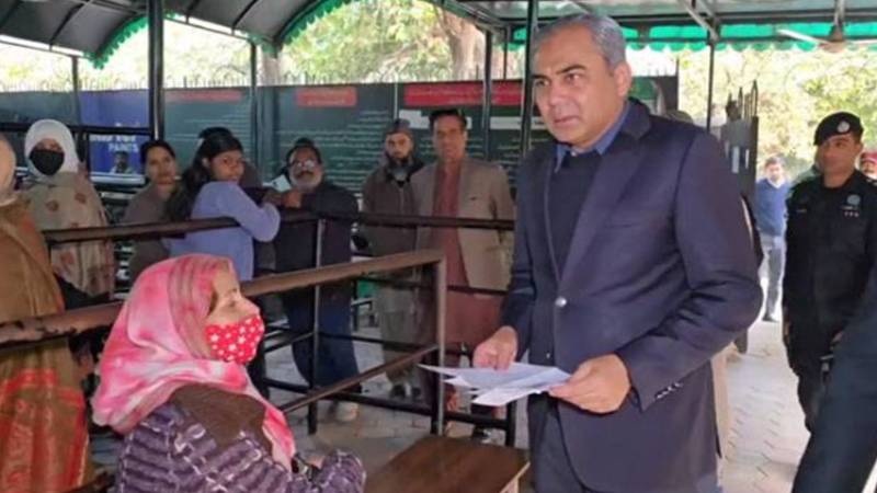 وزیر داخلہ محسن نقوی کا نادرا اور پاسپورٹ دفاتر کا دورہ، شہری سہولتوں میں بہتری کے احکامات