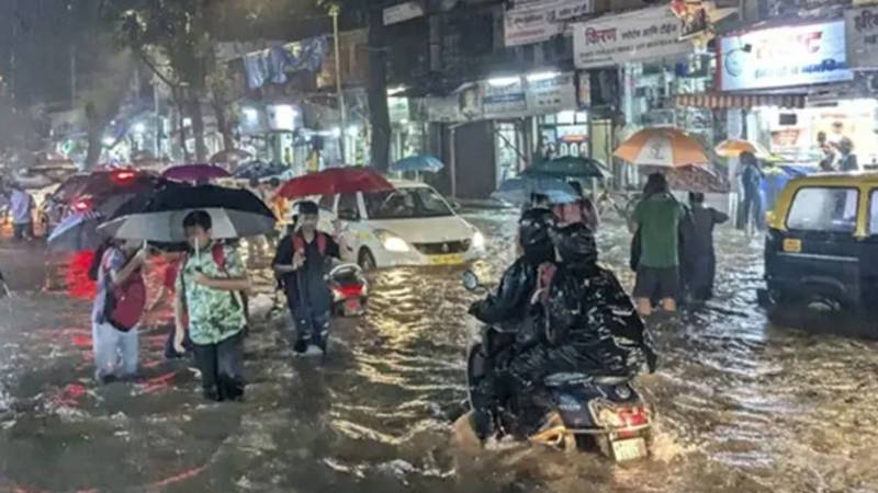 بھارت: ممبئی میں شدید بارش، ریڈ الرٹ جاری اور اسکول کالجز بند