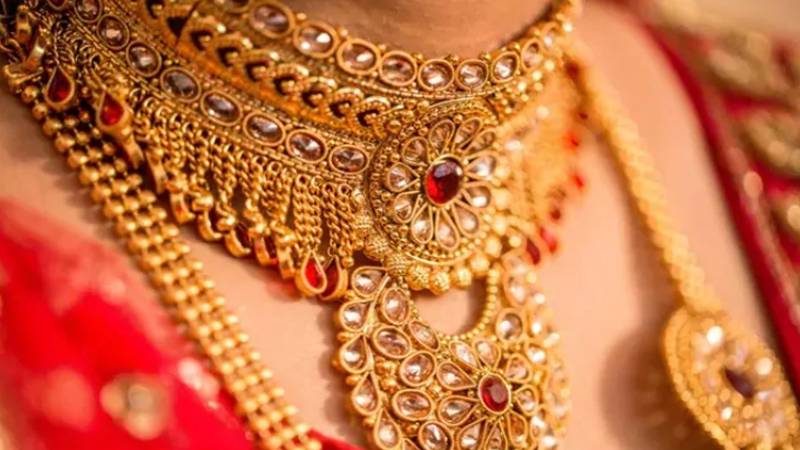 سونے کی قیمتیں ایک دن کی اوپر رفت کے بعد دوبارہ نیچے، فی تولہ 1100 روپے کمی