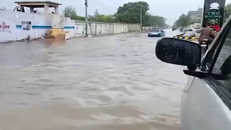 کراچی میں بارش کے چند گھنٹوں میں اربن فلڈنگ، سڑکیں اور نشیبی علاقے زیرِ آب، شہریوں کو شدید مشکلات