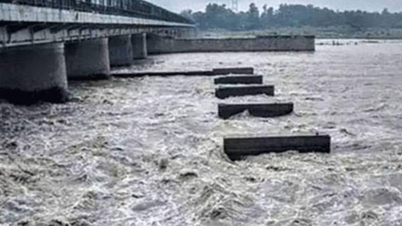 دریائے ستلج اور سندھ میں پانی کی سطح بلند، کئی علاقے زیرِ آب