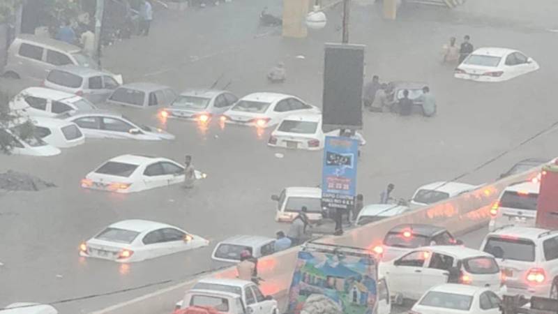 بارش کے بعد شہر کی مختلف سڑکوں پر پانی جمع، بعض علاقوں میں نکاسی آب کا عمل جاری
