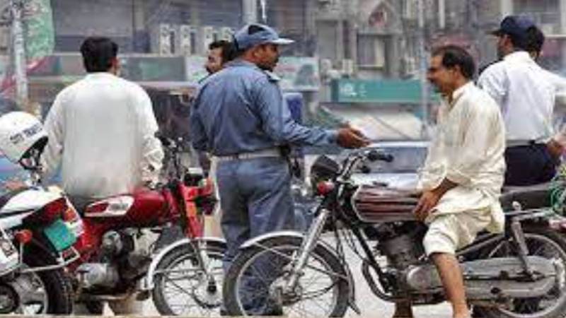 لاہور میں ہیلمٹ نہ پہننے والے موٹر سائیکل سواروں کے خلاف کریک ڈاؤن، ڈی آئی جی ٹریفک کی ہدایات