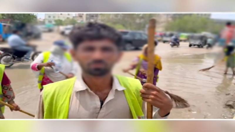 کراچی میں اربن فلڈنگ؛ نکاسی آب کے لیے جدید مشینری کے بجائے جھاڑو پوچوں کا سہارا