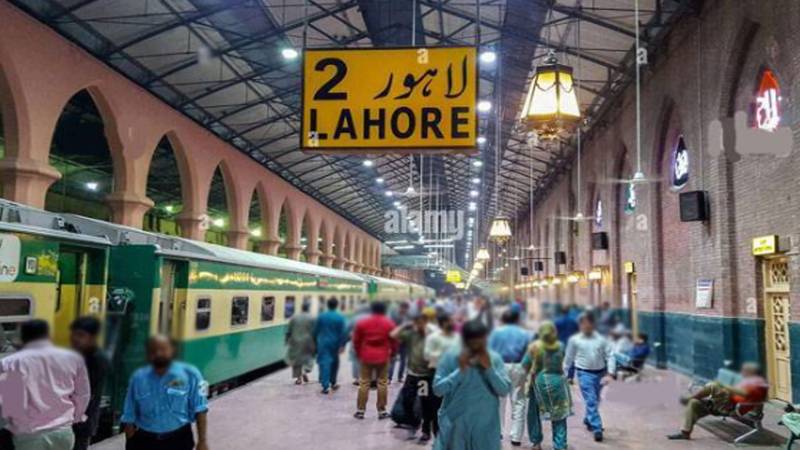 لاہور سے کراچی جانے والی ٹرینوں کی روانگی معطل، مسافروں کو دیگر ٹرینوں میں ایڈجسٹ کرنے کا فیصلہ