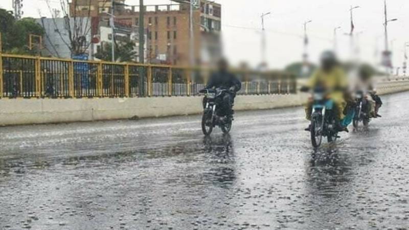 کراچی کے مختلف علاقوں میں بارش کا آغاز