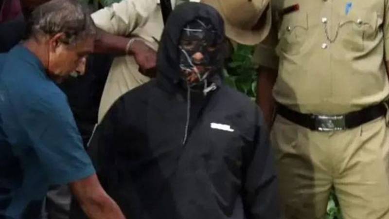 بھارت: مندر میں ریپ کے بعد قتل کی 100 سے زائد لڑکیوں کی دفنیاں کرنے والے شخص کو گرفتار