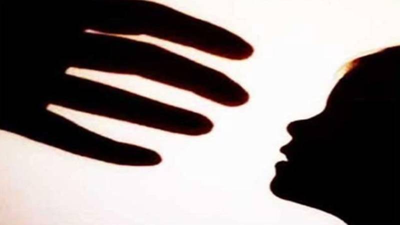 لاہور: رکشہ ڈرائیور بچیوں کو ہراساں کرنے کے الزام میں رنگے ہاتھوں پکڑا گیا
