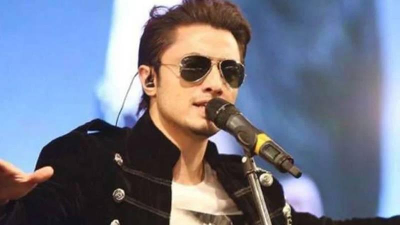 علی ظفر نے بالی ووڈ فلم ’سَیّارہ‘ کے مشہور گانے کا کور پیش کردیا، مداحوں کا ملا جلا ردعمل